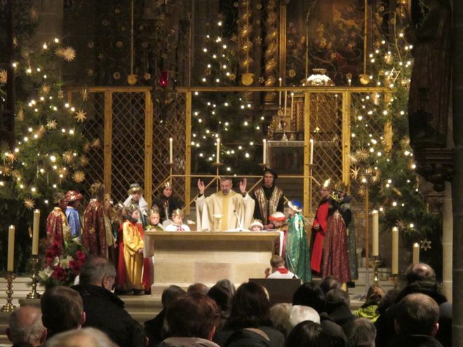 Sternsinger aus Fritzlar am Altar mit Militärpfarrer Achim Patton